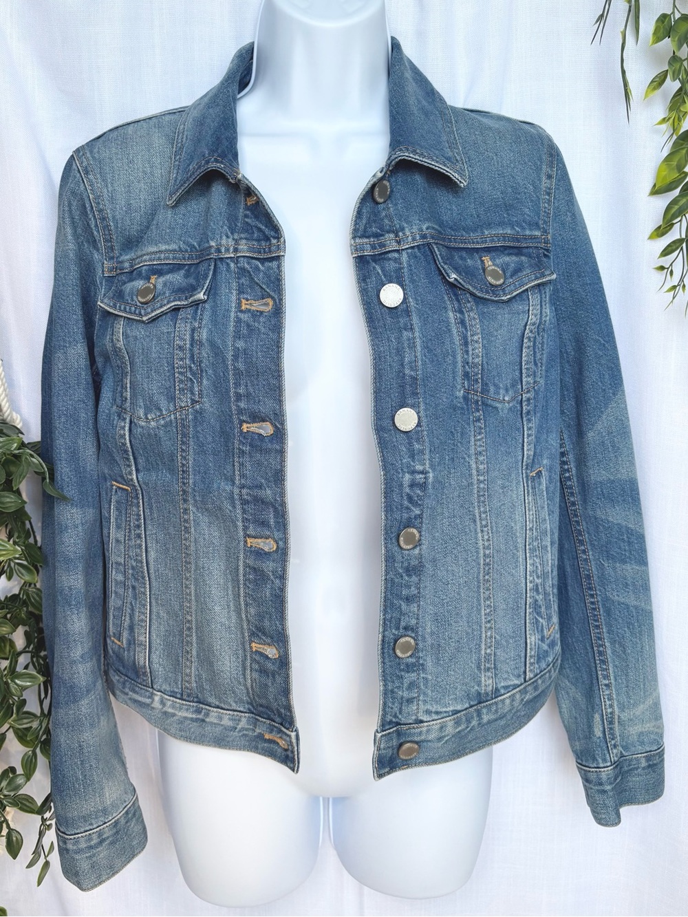 Banana Republic Essential Classic Denim Jacket Blue Medium Wash - Size Small